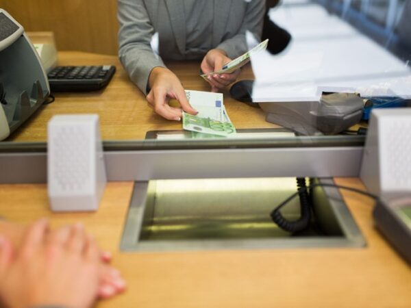 Αυξήσεις στα επιχειρηματικά δάνεια και αποκλιμάκωση στα στεγαστικά τον Αύγουστο
