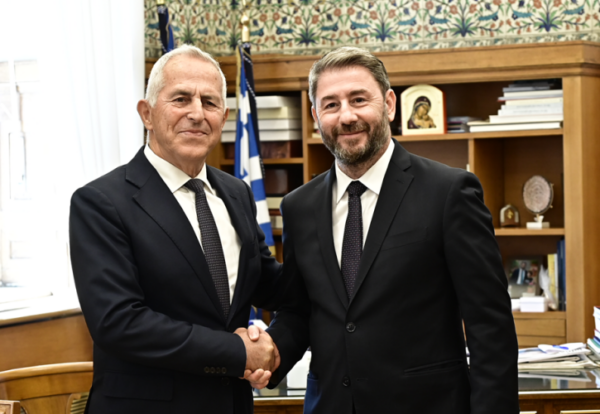 Στην Κοινοβουλευτική Ομάδα του ΠΑΣΟΚ εντάσσεται ο Ευάγγελος Αποστολάκης