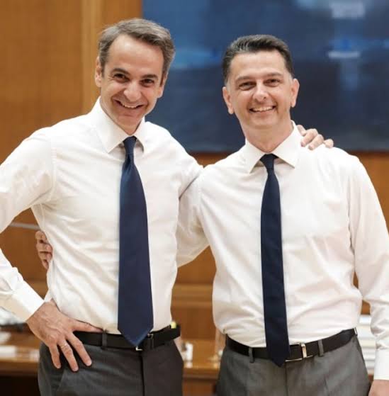Ερωτήματα για τη νομιμότητα και τα προσόντα στενού συνεργάτη του Πρωθυπουργού