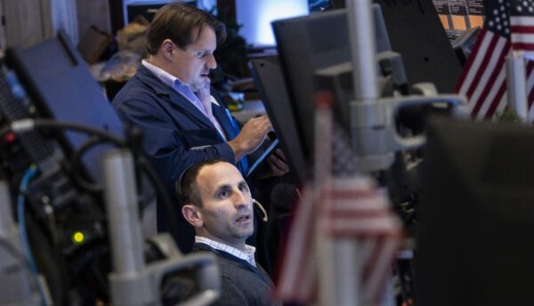 Πιέσεις στη Wall Street λόγω ανησυχιών για το κόστος της τεχνητής νοημοσύνης