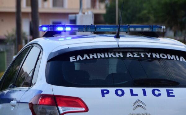 Έκρηξη παγιδευμένης βαλίτσας στον Κολωνό: Τέσσερις τραυματίες κατά τη διάρκεια αστυνομικής επιχείρησης