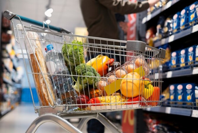 Παράταση της εθνικής πρωτοβουλίας μείωσης τιμών στα σούπερ μάρκετ έως το 2026