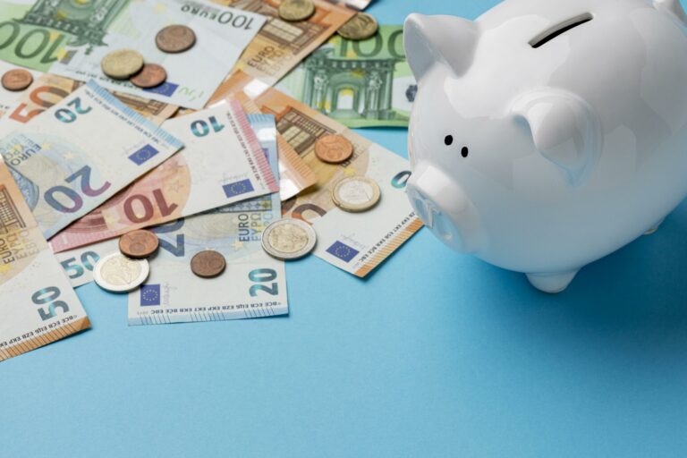 Αύξηση εισοδήματος και αρνητική αποταμίευση στα ελληνικά νοικοκυριά το 2025