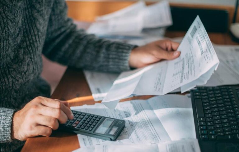 Κατατέθηκε στη Βουλή το νομοσχέδιο για servicers, κρυπτοστοιχεία και ιδιωτικό χρέος