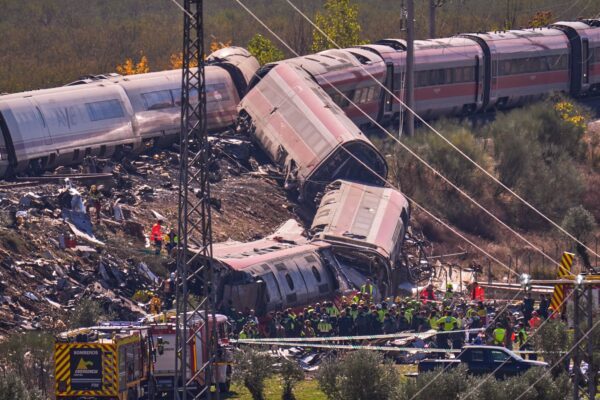 Σιδηροδρομική τραγωδία στην Ισπανία: 68 νεκροί από σύγκρουση τρένων υψηλής ταχύτητας