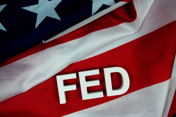 Η Fed διατηρεί αμετάβλητα τα επιτόκια στο 3,75%-4%