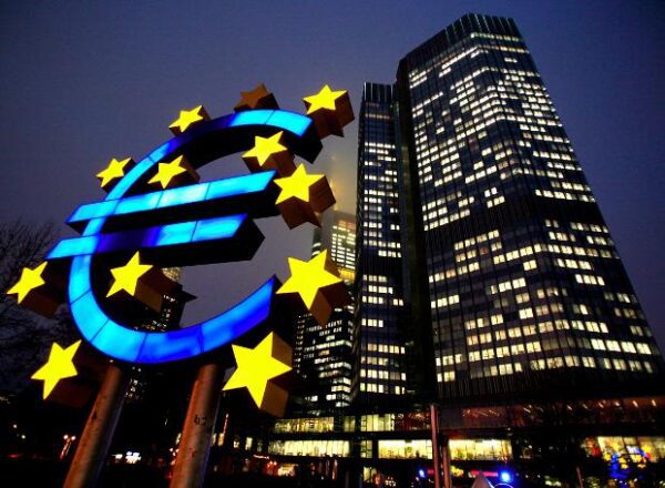 Διατήρηση επιτοκίων από την ΕΚΤ εν μέσω αβεβαιότητας για την ηγεσία της