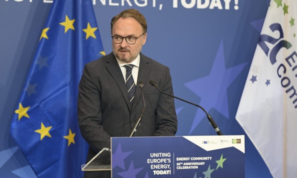 Απελευθέρωση στρατηγικών αποθεμάτων πετρελαίου από την ΕΕ για τη σταθεροποίηση της αγοράς