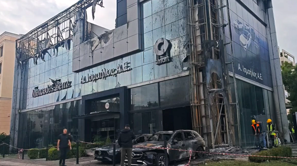 Μεγάλη πυρκαγιά στις εγκαταστάσεις της Mercedes-Benz στη Γλυφάδα