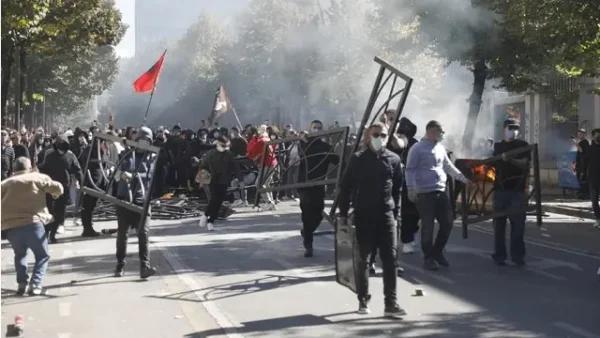 Συνεχίζονται οι φοιτητικές κινητοποιήσεις στα Τίρανα με κλιμάκωση της έντασης